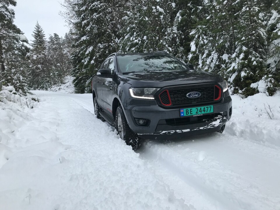 AVSLØRT: De røde detaljene i grillen avslører at dette er en Thunder-versjon av Ford Ranger.