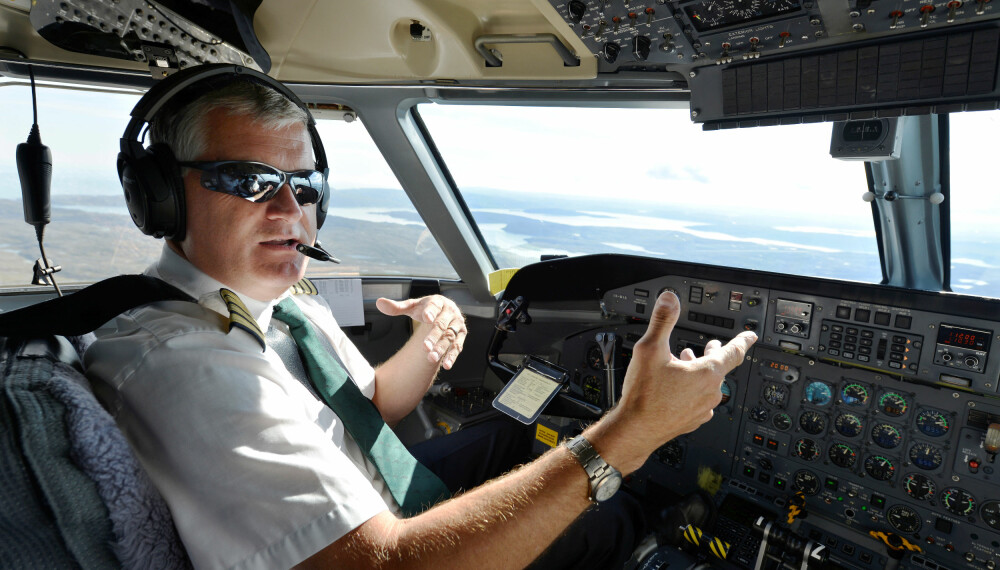 26 ÅR – ALDRI OPPLEVD MAKEN: Flykaptein Ola Giæver mens han fløy for Widerøe. Han har aldri før opplevd at de vanligvis så pålitelige GPS-signalene har forsvunnet.
