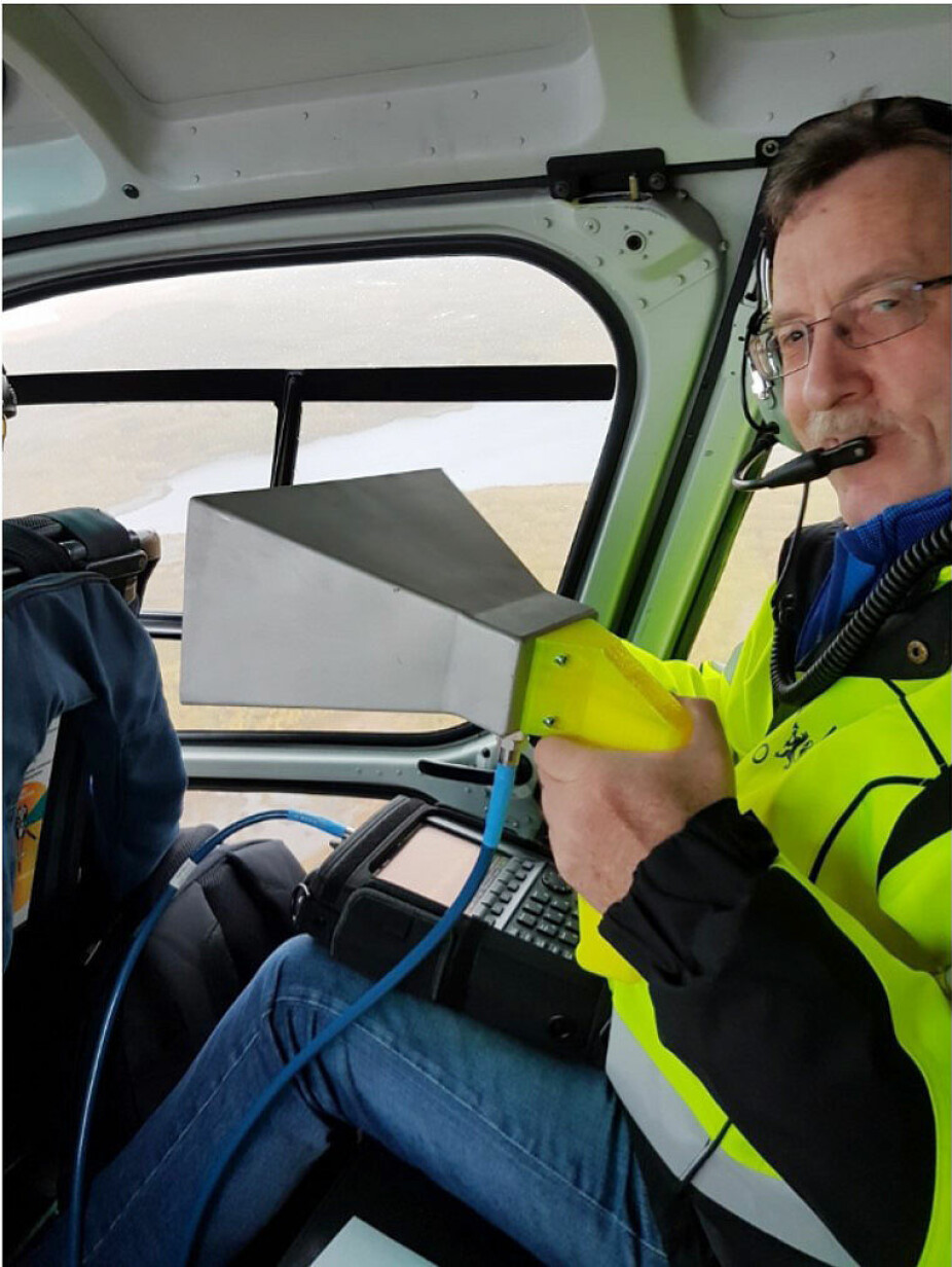 KLARE SVAR: Frekvens-kontrollør Johnny Høvik ba helikopterpiloten rotere 360 grader fire ganger for å lokalisere hvor støysignalene som blokkerte norsk GPS kom fra. Svaret var like klart hver gang: Fra Russland.
