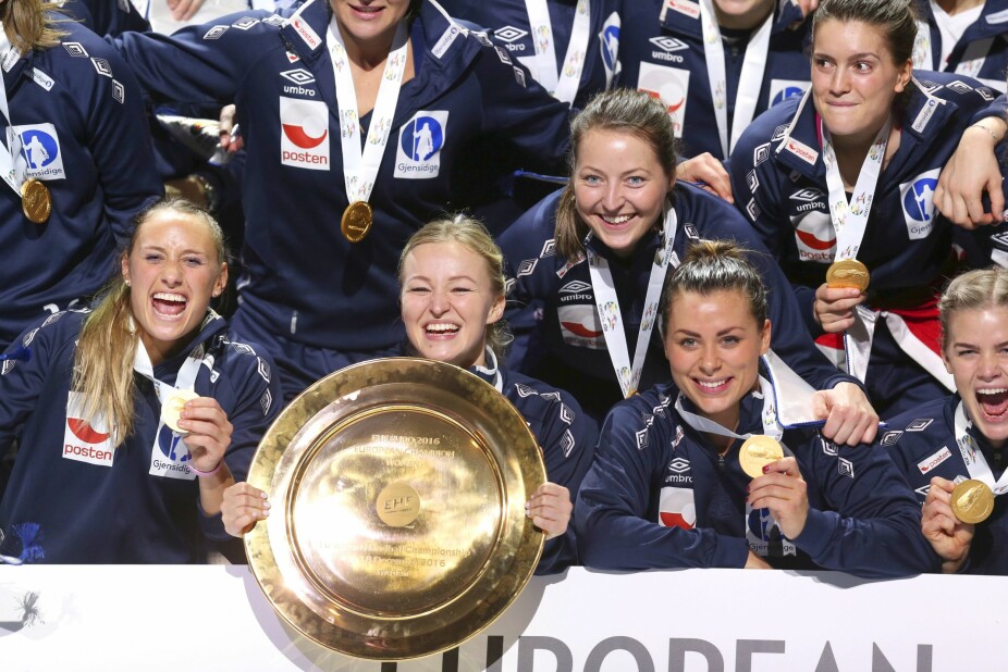 <b>GULLJENTER: </b>Stine (som holder trofeet) og Nora (til høyre) har vunnet medaljer i bøtter og spann sammen med resten av det norske landslaget. Her jubler de for gull under EM i Sverige i 2016.