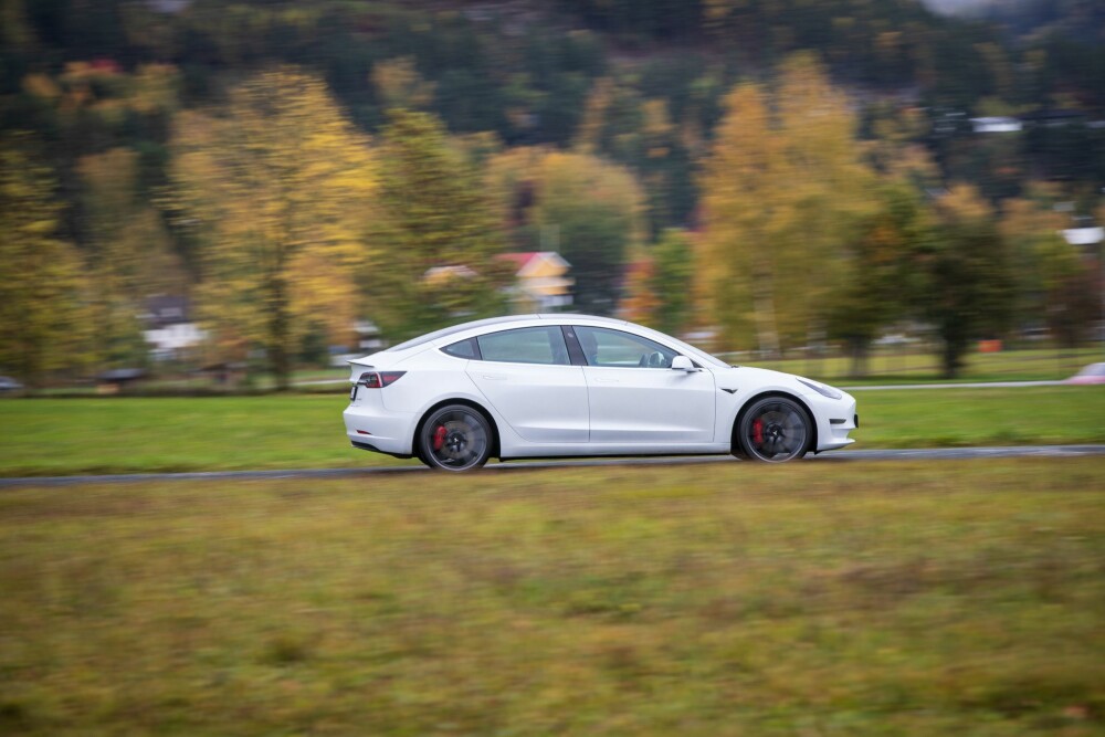 <b>FORTEST:</b> Tesla Model 3 Performance har en akselerasjon få biler kan matche. Og garantert ikke til rundt 500 000 kroner. 