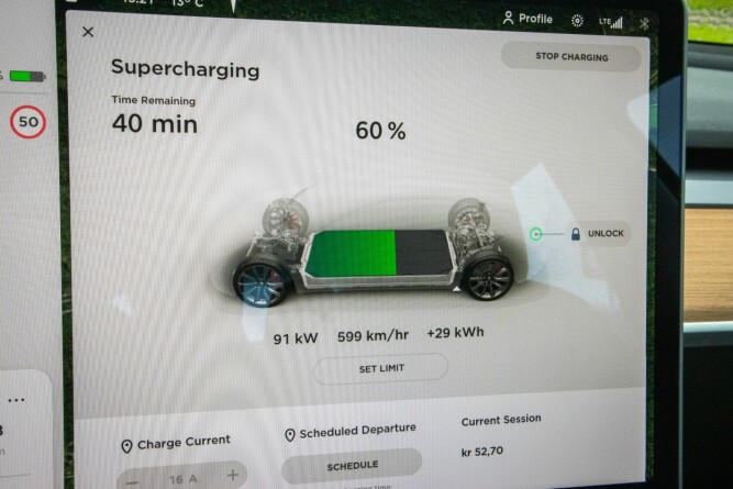 <b>HYGGELIG INFO:</b> Model 3 lader raskt, enkelt og rimelig på Teslas Superchargere. Og kan i tillegg lade på alt annet med CCS-kontakt. 