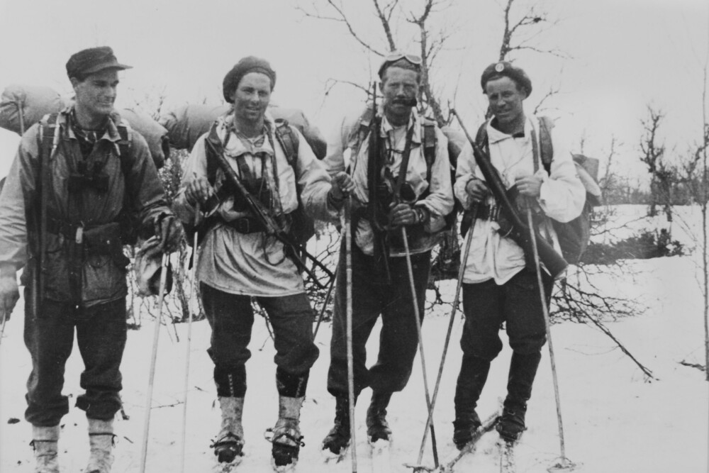 <b>GREBE 1944:</b> Klare til oppdrag. Motstandsmennene var en del av kompani Linge-gruppen «GREBE» som opererte i både Østerdalen og Gudbrandsdalen under krigen. Fra venstre: Kjell Aubert, Richard (Dick) Zeiner-Henriksen, Arne Ratchje og Rolf Øvergaard.