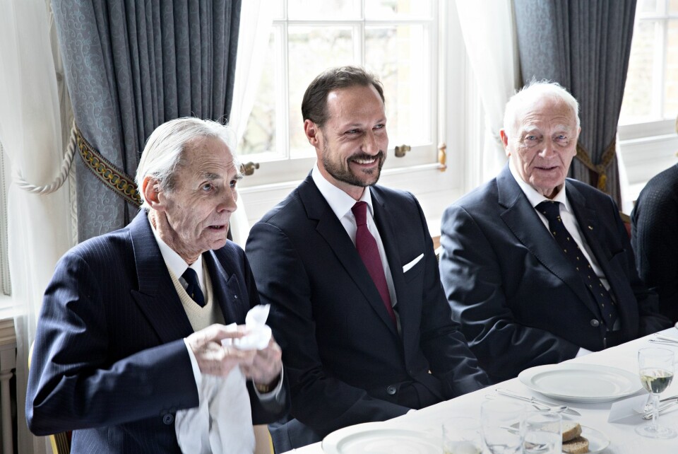 HEDER: Norske motstandsmenn og kronprins Haakon Magnus på lunsj i residensen til den norske ambassadøren i London, 70 år etter krigens slutt. Fra venstre: Richard Zeiner-Henriksen og August Rathke. Rathke var leder for den kommunistiske motstands-bevegelsens ungdomsbevegelse i Bergensområdet. Han ble medlem av Kompani Linge i 1945.