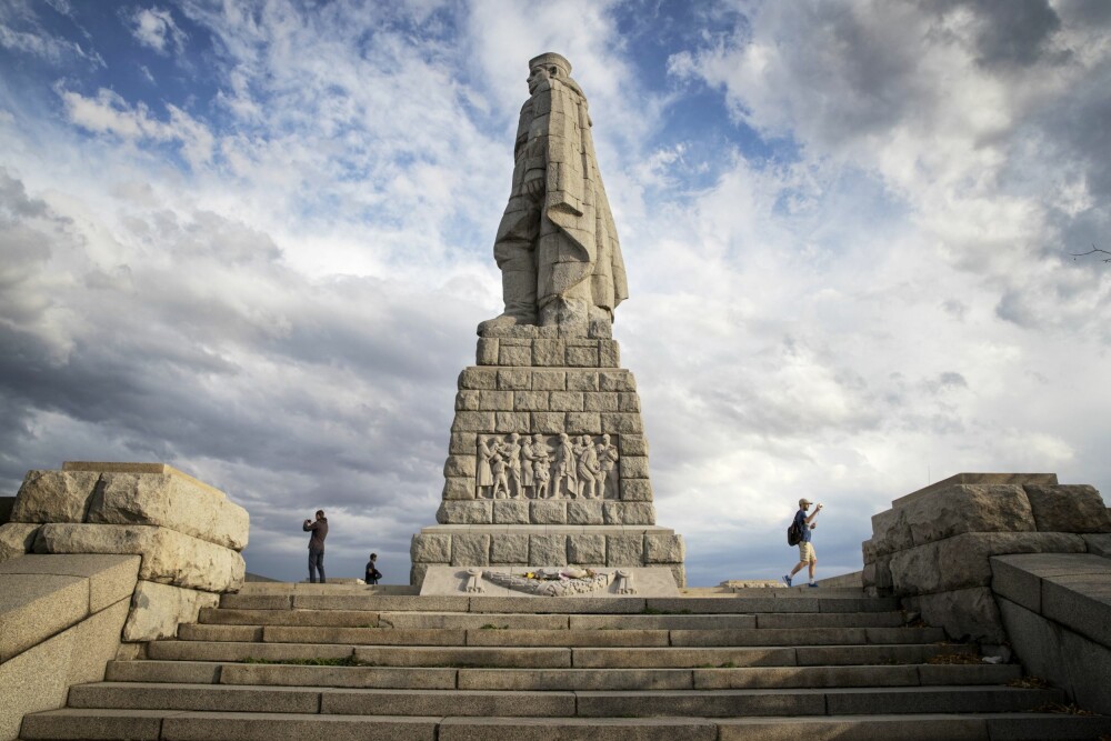 <b>MONSTRØSE METER:</b> Kommunist-styret i Bulgaria reiste mer enn 150 store monumenter rundt om i landet. Her; Alyosha monumentet i Plovdiv – 11 meter høy russisk soldat reist i 1957 for å hylle den røde armeens frigjøring av byen under andre verdenskrig.
