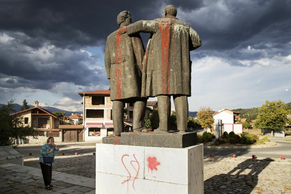 <b>FRUEN OG LENIN:</b> Fru Svoboda studerer monumentet over Lenin og Georgij Dimitrov. Hun kaller sistnevnte en terrorist. Som ung ble hun tvunget til å jobbe 45 dager med å bygge et monument for å hylle kommunismen.