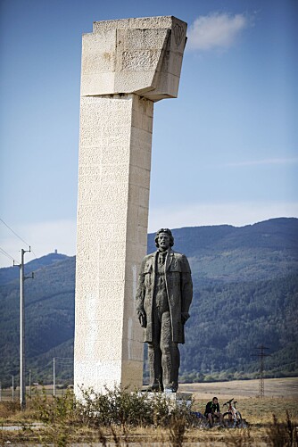 <b>HØY UTEN HATT:</b> Dimităr Blagoev var grunnlegger av kommunistpartiet i Bulgaria. Ved foten av fjellet hvor Buzludzha ligger, står en statue av ham.
