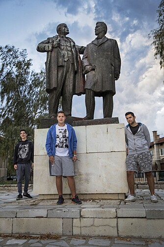 <b>HELTER:</b> Tre ungdommer på 17 år, som jeg treffer i Banya, forteller at de synes både Lenin og Georgij Dimitrov er helter.  – Mye av det negative om kommunisttiden i Bulgaria, er usant, tror gutta. 
