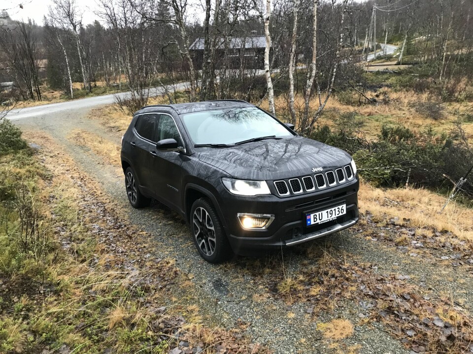 4X4: Vi testet ikke Compass 4xe i terrenget, men firehjulstrekket er antakelig bilens sterkeste kort i klassen.