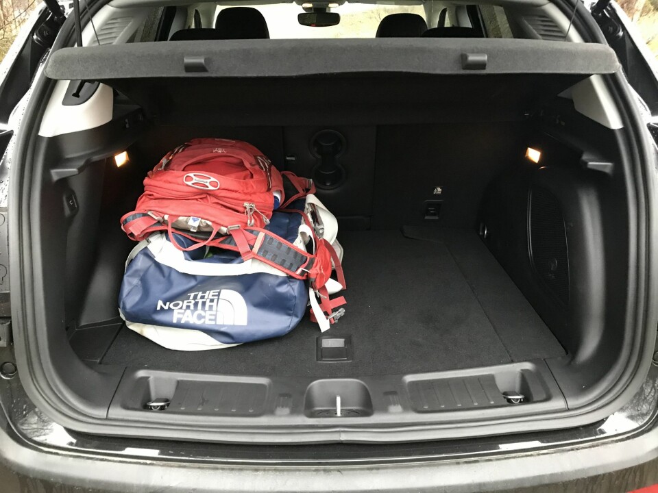 VOLUM: Bagasjevolumen er på 420 liter, omtrent som Nissan Qashqai og Mazda CX-30.