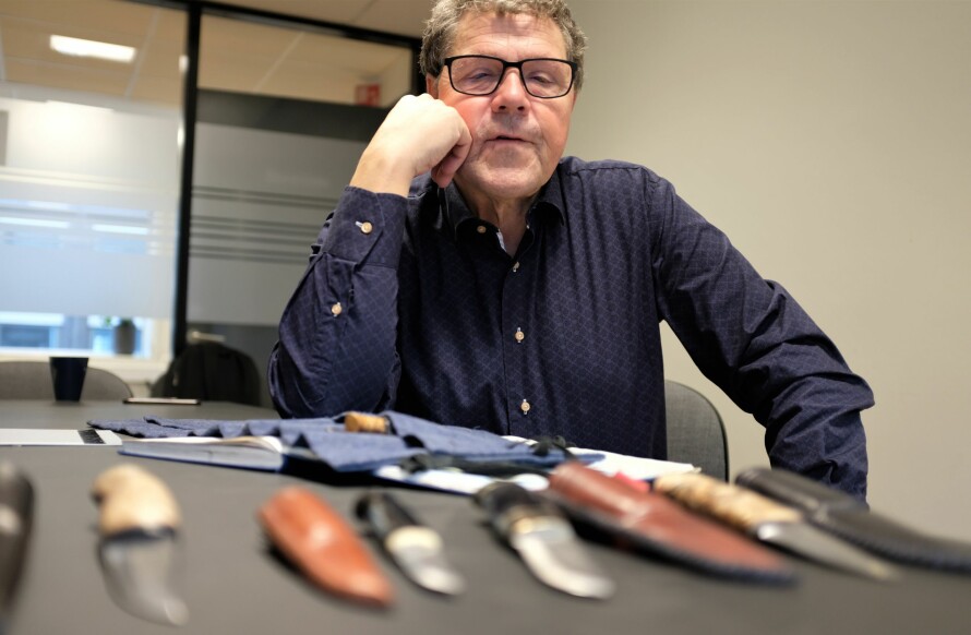 ETTERFORSKER OG KNIVMAKER: Asbjørn Hansen har en stor lidenskap for kniver.