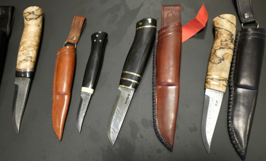 HARD OG MYK HOBBY: Noen av knivene Asbjørn Hansen har laget.