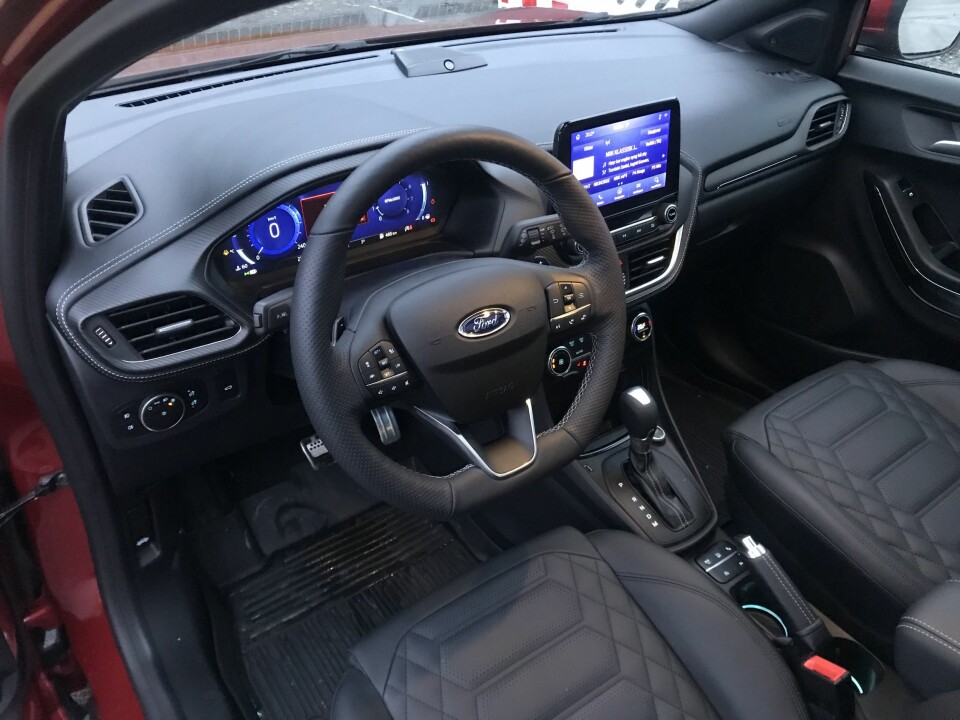 OVERSIKTELIG: Ford er kanskje ikke best på førermiljø, men det er oversiktlig og lett å betjene.