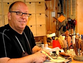 KNIVMAKER: Morten Håkonsen er profesjonell knivmaker og smed.