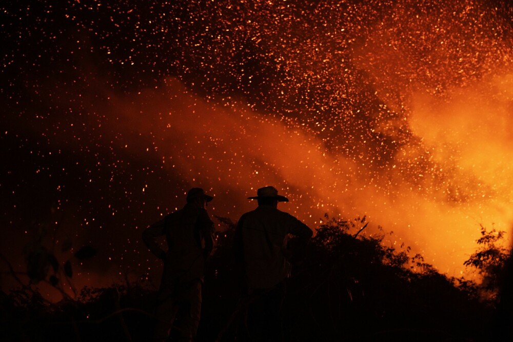 <b>PANTANAL I LYS LUE:</b> Brannmenn og frivillige kjemper mot flammehavet i et område av våtmarkene som er spesielt tilegnet Brasils jaguarer. 