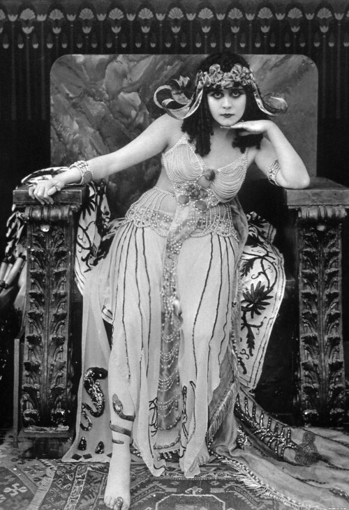 <b>STUMFILM-FATALE:</b> Theda Bara var «erotisk og eksotisk», med dristige kostymer. Hun slo igjennom på begynnelsen av 1900-tallet.