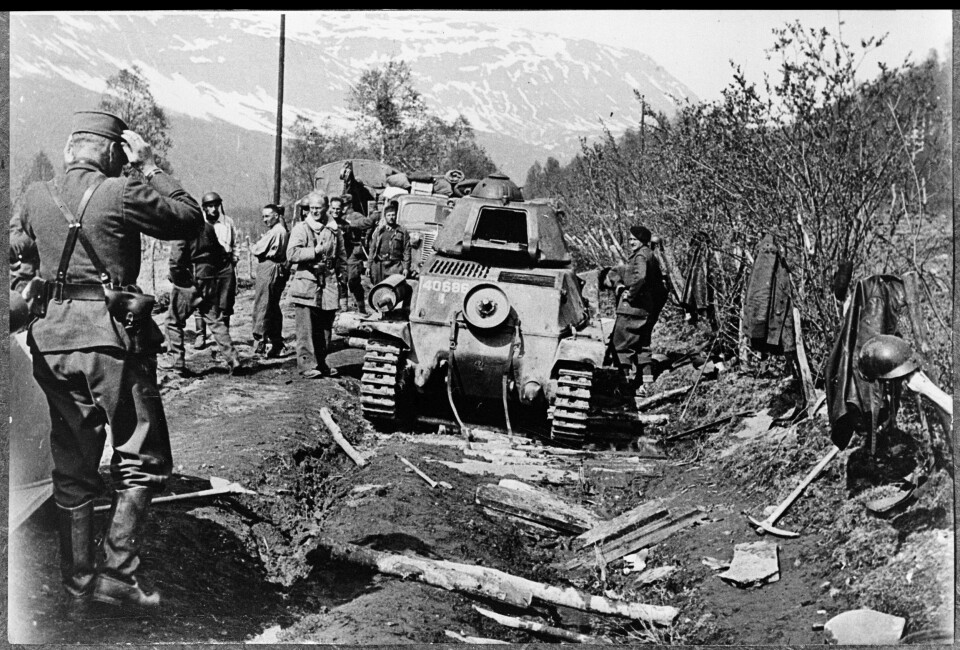 FRANSK I GRØFTA: Spanske veteraner fra borgerkrigen visste hva som kom til å møte dem når de skulle jage tyskerne ut av Narvik. Her på vei til Bjerkvik med en stridsvognkolonne.