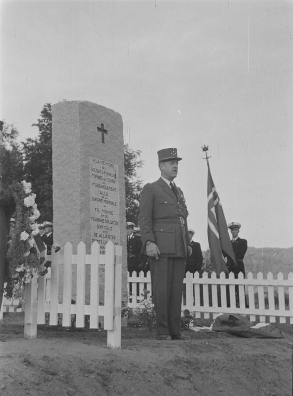 VILLE IKKE GI SEG: Fremmedlegionens øverstkommanderende i Narvik, general Antoine Bethouart, ønsket å bli med sine hevntørste soldater i Narvik til tyskerne var endelig kastet på sjøen. Men Churchill sa nei. Her under avduking av minnesmerke over falne franske og spanske soldater like etter krigen.