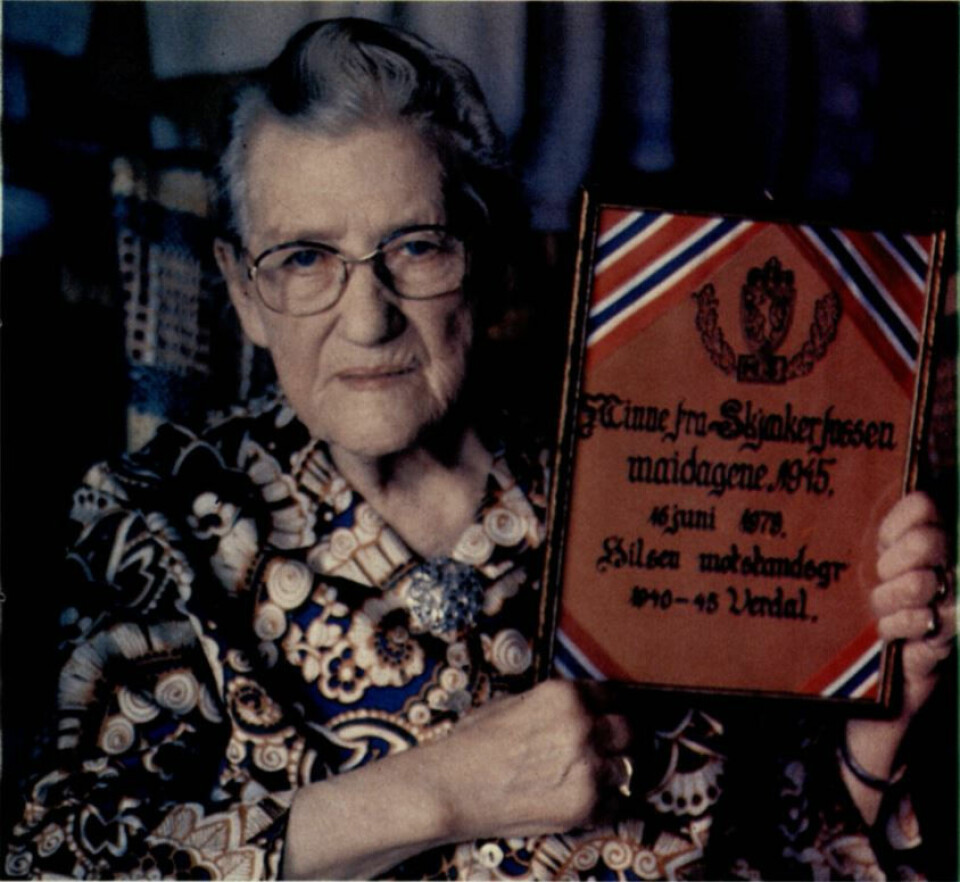 HEDRET: I 1979 var Ingeborg gjest hos motstandsgruppen i Verdal. Hun mottok et skinnbrev i gave fra Verdal museum. Bildet ble brukt i forbindelse med intervjuet Ingeborg Holm ga Vi Menn i 1980.