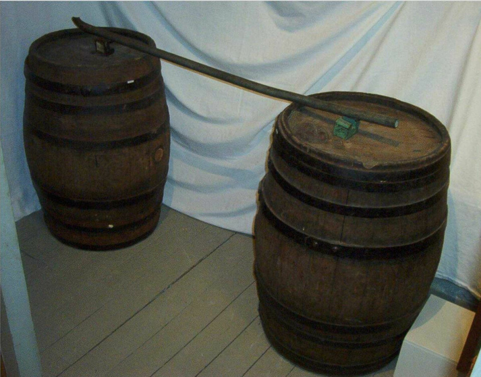 STALINS GYNGE: Her hang torturofrene over en stokk – mens de ble pisket og slått.