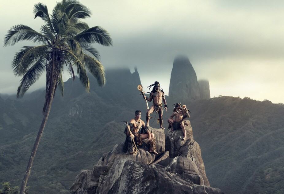<b>OPPSTILT:</b> Bildet viser medlemmer av Marquesas-stammen i Fransk Polynesia. Selv om motivet kanskje er oppstilt, er det nok til å ta pusten fra enhver.