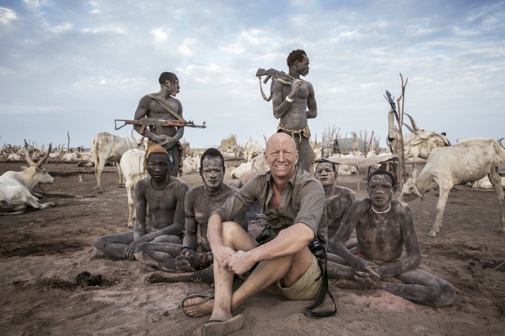 <b>SELVPORTRETT:</b> Fotografen selv, Jimmy Nelson, er her sammen med medlemmer av Mundari-stammen i Sør-Sudan. 