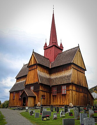 <b>TVILLINGKIRKE:</b> Stavkirken i Ringebu er også fra 1200-tallet og regnes for å være svært lik kirken som brant i Grue.