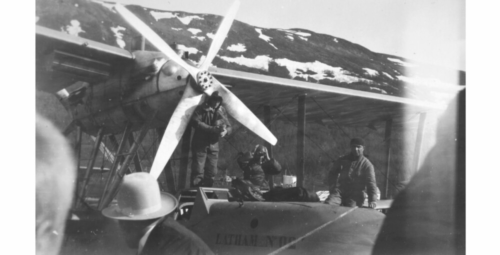 <b>AVGANG:</b> Mens Roald Amundsen står under propellen, er to av det franske flymannskapet i ferd med å gjøre seg klare for avgang.