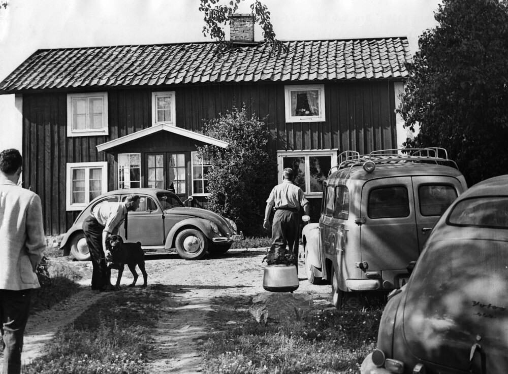 <b><SPAN CLASS=BOLD>RANSAKNING:</b></span> Etter arrest­asjonen 21. juli 1959. Ransakning av Olle Möllers hjem. Det ble ikke funnet fnugg av bevis.