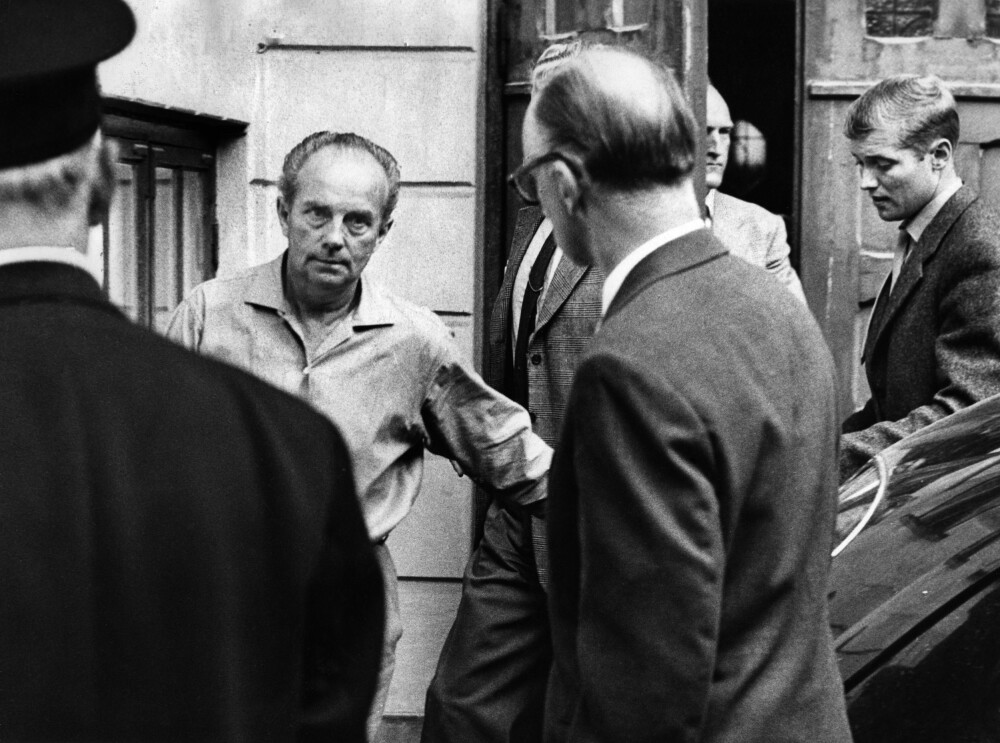 <b><SPAN CLASS=BOLD>FØRES BORT:</b></span> Olle Möller føres bort etter rettsforhandlingene 26. september 1959.