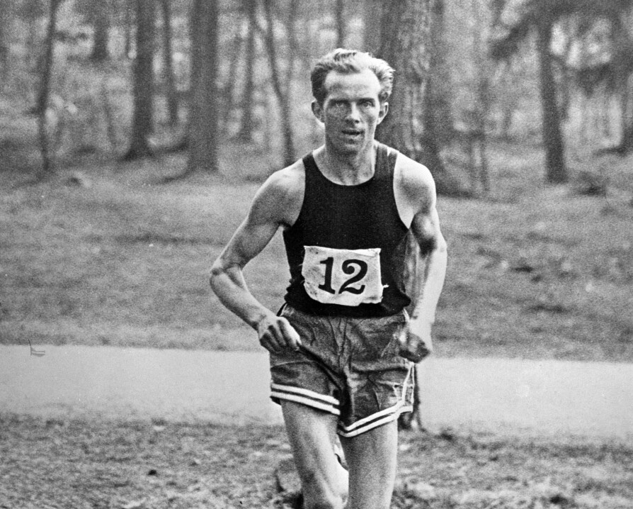 <b><SPAN CLASS=BOLD>MESTERLØPEREN:</b></span> Atleten och potetkjøpmannen Olle Möller fotografert en gang på 30-tallet. Mellom 1928 og 1939 tok han tre individuelle gull og åtte for lag i svenske mesterskap i terrengløp.