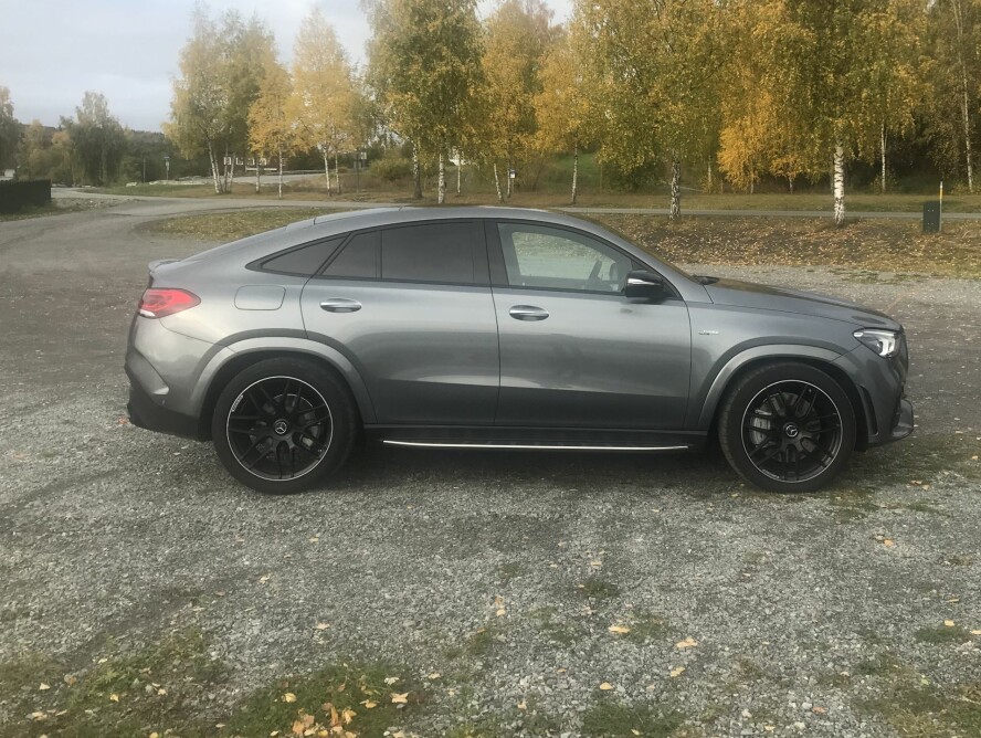 OMDISKUTERT: Taklinjen gjør at du taper noe sittehøyde og bagasjeplass, men den gir samtidig bilen et mer sportslig inntrykk, som er hele poenget.