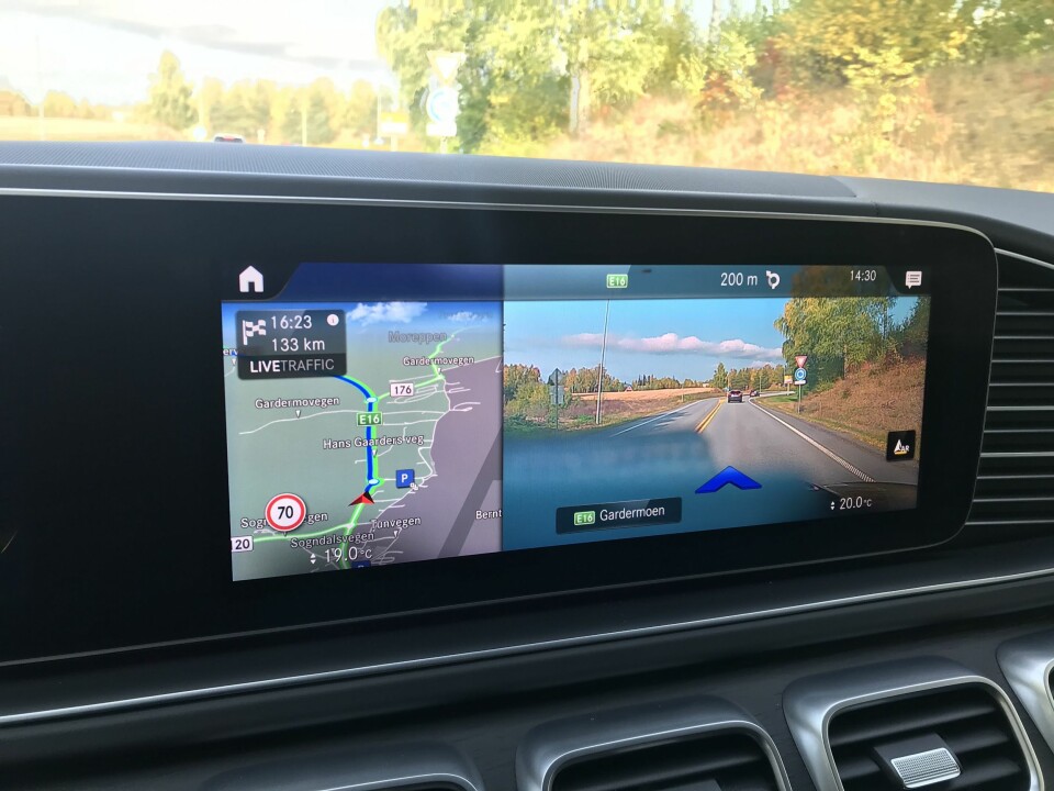 GPS-BILDE: Med GPS-en aktivert får man opp live-visning av veivalg når man nærmer seg rundkjøring.