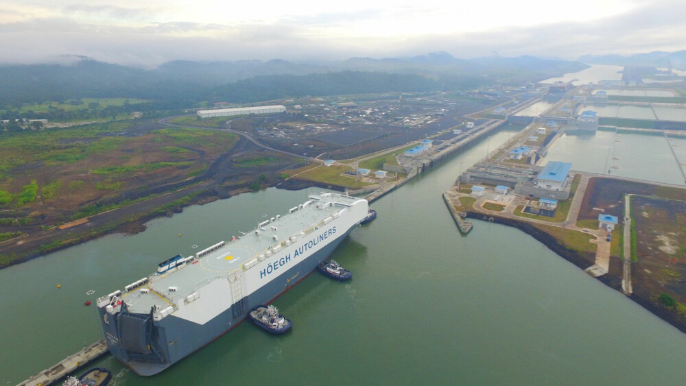<b>PANAMA:</b> Ikke bare blåbær å skulle få verdens største bilskip gjennom Panamakanalen. 