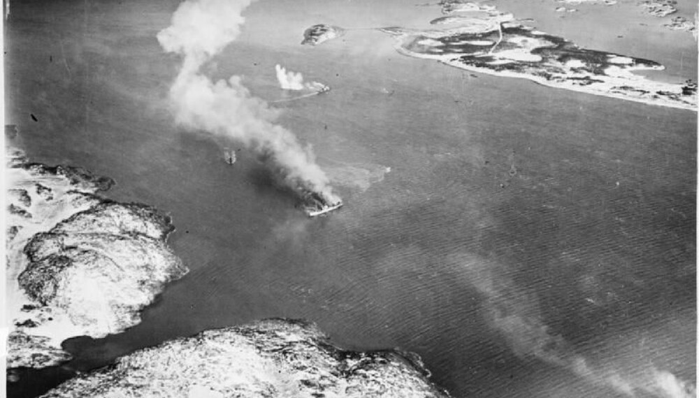 RIGEL-TRAGEDIEN: Bildet er tatt fra et britisk fly mens Rigel (i midten) blir angrepet. Rigel var da i sundet mellom Rosøya og Tjøtta sør for Sandnessjøen.