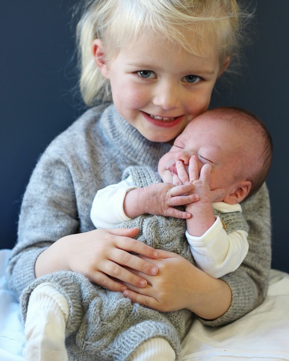 Emilie er stolt storesøster og glad for å ha lillebror hjemme.