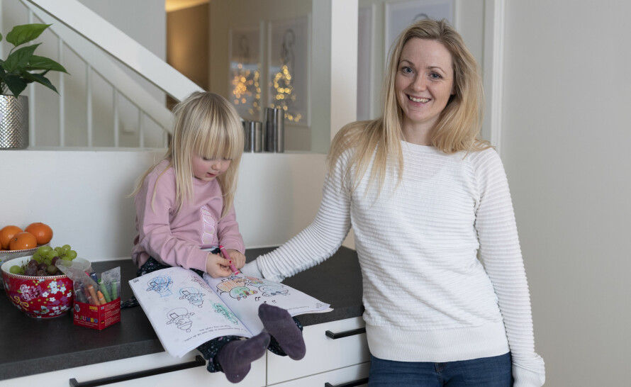 ALENEMAMMA: De to små jentene hjelper Elisabeth til å holde motet og humøret oppe.