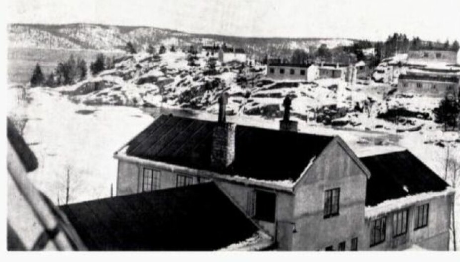HISTORISK FOTO FRA HÅØYA I 1917: Internatbygget til sprengstoffabrikken. Arbeiderboligene i bakgrunnen.