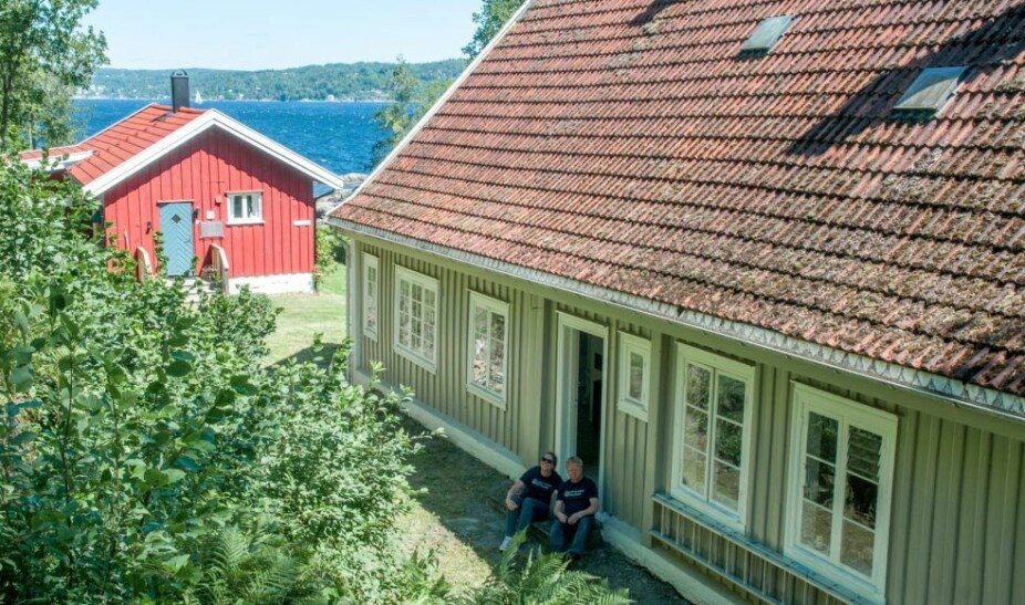 MINNER ETTER FABRIKKEN: Bysterer på Haaøen fabriker bodde i Gamlegården. Den drives i dag som kystledhytte og kan leies av hvem som helst.
