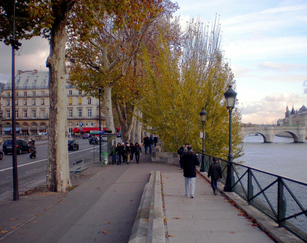 <b>FLØT I VANNET:</b> Den ukjente piken ble hentet opp fra Seinen her, ved promenaden Quai du Louvre, ikke langt unna broen Pont Neuf.