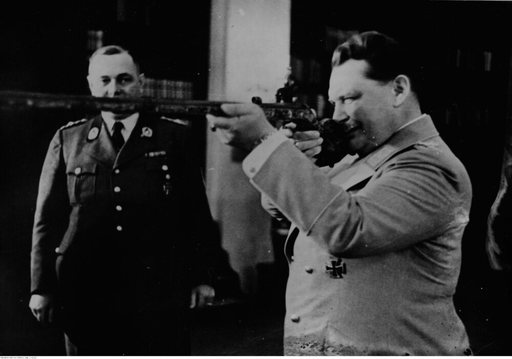 <b>VERTSKAP:</b> Den skyteglade riksmarkskalken Herman Göring inviterte Torkild Rieber til jaktslottet sitt Carinhall. 