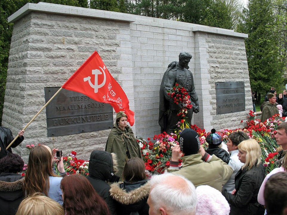 MONUMENT: Bronsesoldaten vekker blandede følelser. Da den ble flyttet i 2007, oppsto det opptøyer.