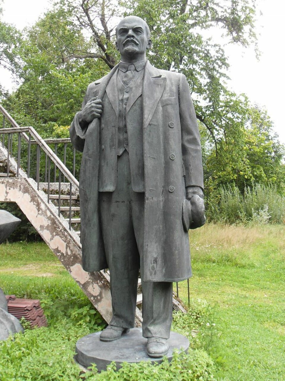 HISTORISK VRAKGODS: Statueparken utenfor Estlands historiske museum er et pussig skue. En gravplass for statuer av despoter fra Sovjet-tiden. Man finner naturligvis både Lenin og Stalin her.