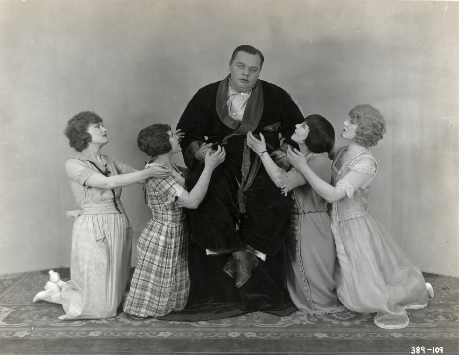 OMSVERMET: Å danse med Roscoe Fatty Arbuckle var som å sveve i armene på en stor, deilig smultring, sa en kvinnelig motspiller. Den populære komikerens karriere og rykte ble ødelagt etter et fylleslag med døden til følge.