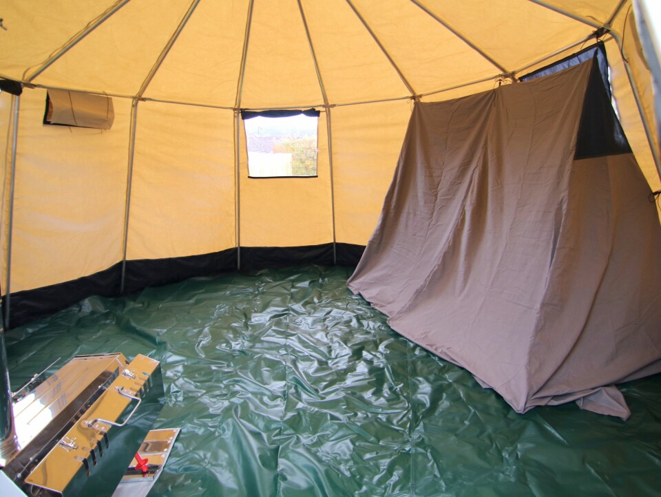 SOVEROM: God innvendig plass. Rakkas sovetelt til høyre, vedovn nede til venstre. Legg merke til vindu og veggventil.