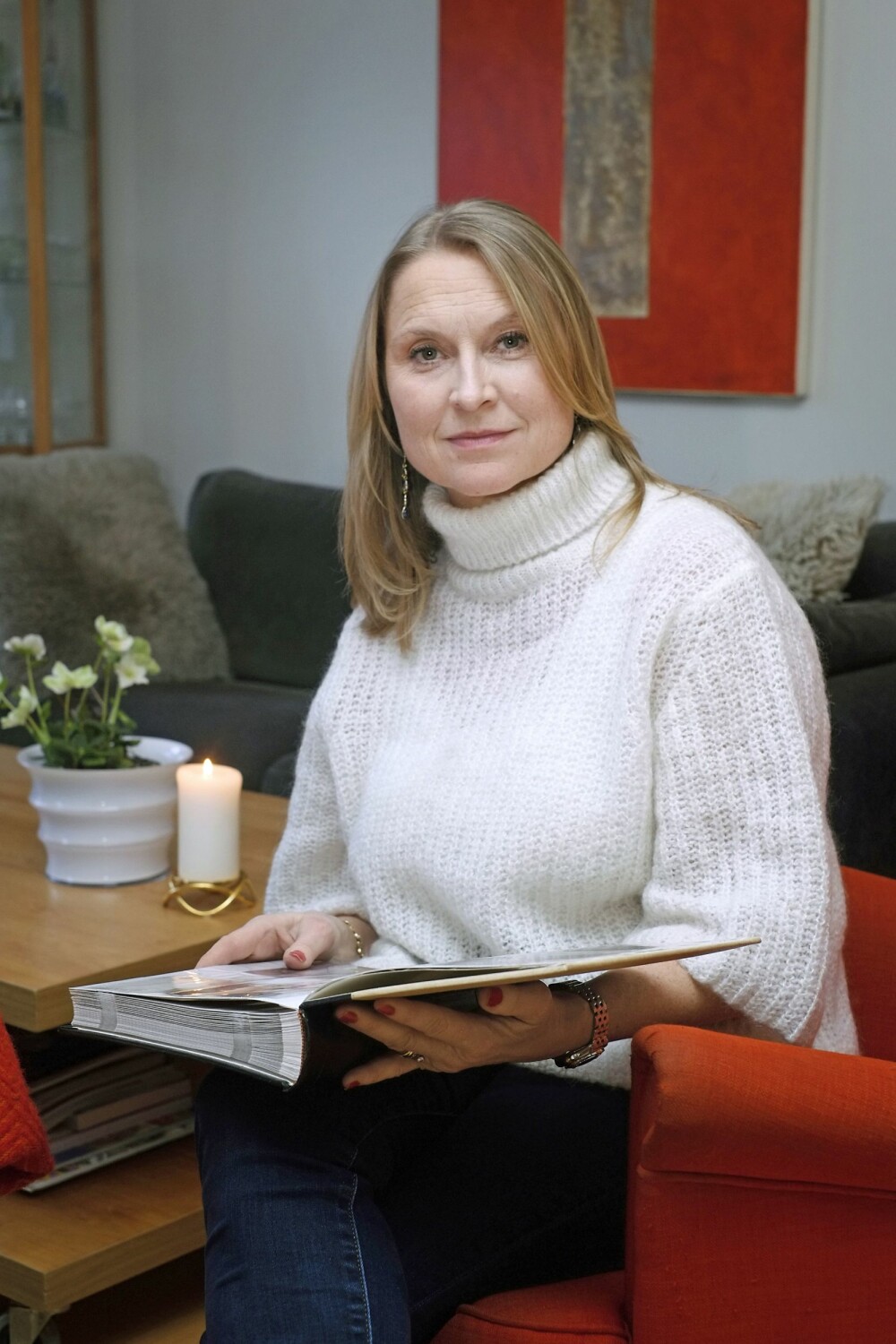 <b>MINNER:</b> Kari Løvendahl Mogstad (52) har tatt vare på bilder av lille Erik.