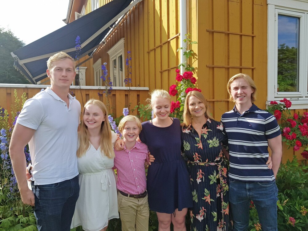 <b>RIKT LIV:</b> Kari er en stolt mamma. Her med hele barneflokken. Fra venstre: Sivert (22), Selma (15), Laurits (12), Mari (25), mamma Kari (51) og Fredrik (17).