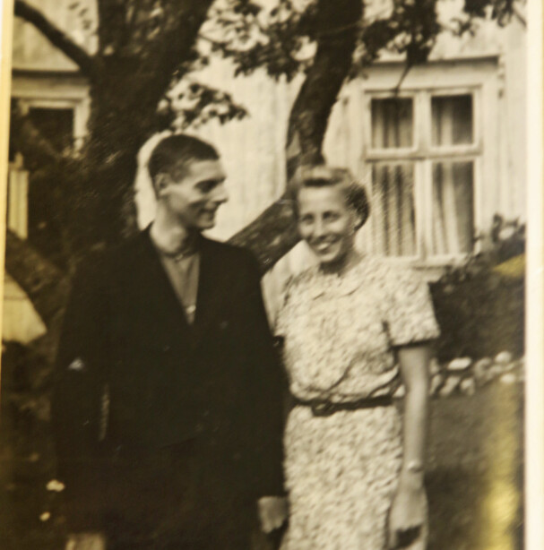 <b>SKINN OG BEIN:</b> Da Johan kom hjem etter opp­holdet i konsentrasjonsleiren, kjente ikke forloveden Walborg ham igjen. Han hadde gått ned 30 kilo. Her tre uker etter hjemkomsten i august 1945.