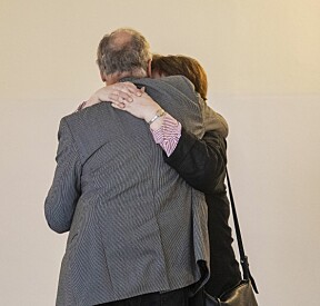 STERK OPPLEVELSE: Johan Solbergs sønn Gunnar og datter Ingrid holder rundt hverandre etter opplesingen av farens vitnemål i nazi-rettssaken