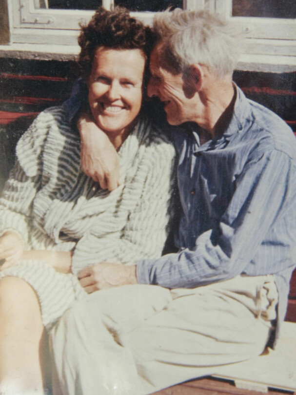 <b>GODT LIV:</b> Kjær­lig­he­ten mel­lom Wan­da og Bjørn var sterk, og de fikk seks barn og 40 gode år sam­men, frem til Bjørn døde av kreft i 1985. Her utenfor familiens hytte på Tjøme.